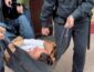 Молодой парень - жертва силовиков Лукашенко - перерезал себе горло прямо на суде (ВИДЕО)