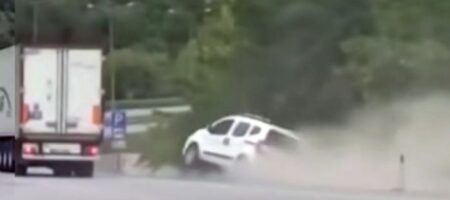 В Турции грузовик «нагло» столкнул с дороги лековое авто (ВИДЕО)