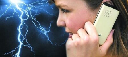На Житомирщине молния поразила девушку, говорившую по телефону