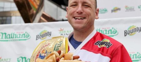 Установлен мировой рекорд по поеданию хот-догов