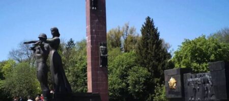 Во Львове снесли Монумент боевой славы (ФОТО)