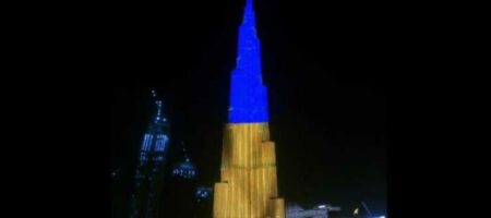 Самый высокий в мире небоскреб подсветили сине-желтыми цветами (ВИДЕО)