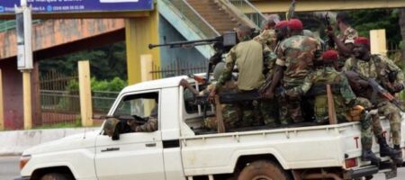 Военный переворот в Гвинее: мятежники захватили президента, в столице слышны взрывы (ВИДЕО)