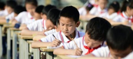 Китайским школьникам начали вшивать чипы в форму