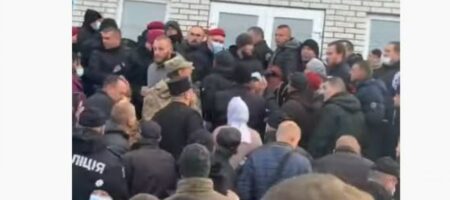 На Винничине за доступ к храму подрались АТОшники и представители УПЦ МП (ВИДЕО)