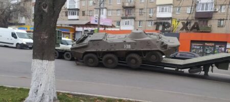 В Харькове БТР свалился с тягача (ВИДЕО)