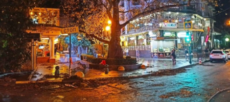 Сильнейший ураган в Крыму: набирает силу шторм, падают деревья, пропало электричество