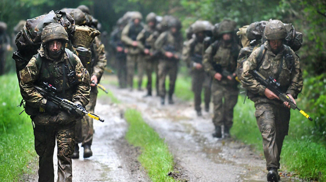 Великобритания вернула армию и военную технику в Германию из-за угрозы России на границах Украины   