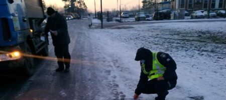 В Нежине водитель мусоровоза сбил насмерть 6-летнюю девочку, которая шла с мамой