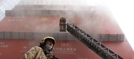 В Гонконге горит небоскреб, сотни людей в ловушке