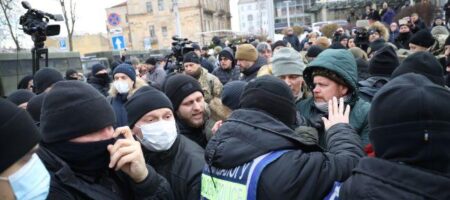 Суд над Порошенко: сторонники экс-президента устроили потасовку с полицией (КАДРЫ)