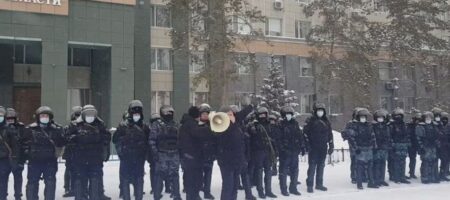 Ситуация в Казахстане: в Актобе полиция перешла на сторону протестующих, люди штурмуют администрацию