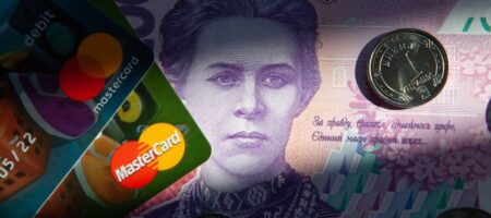 Украинцам могут заблокировать банковские карты: в чем причина