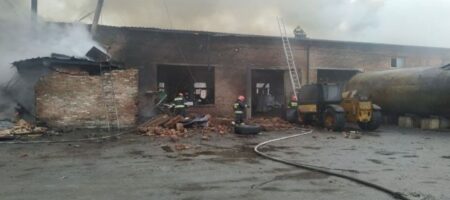 На мебельной фабрике под Черниговом произошел взрыв: здание загорелось