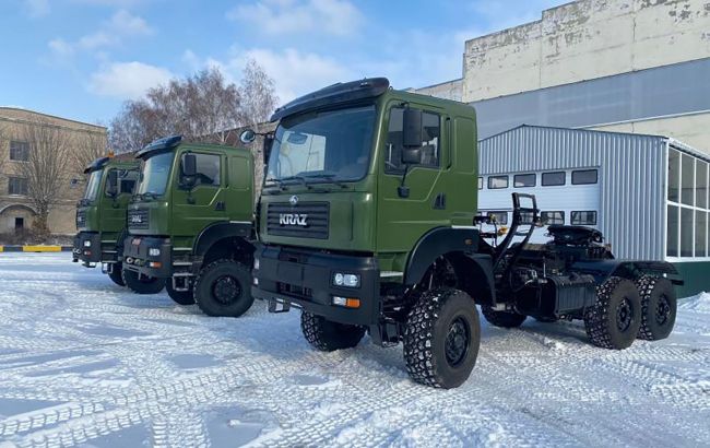 КрАЗ построил по заказу Минобороны первую партию тягачей для перевозки танков