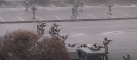 В центре Алматы идет операция силовиков: военные открыли огонь из автоматов