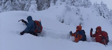 Карпаты снова засыпает снегом, объявлена лавинная опасность