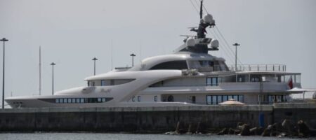 Путин спасает имущество в Европе от санкций. Роскошную яхту мирового агрессора за 87 млн ​​евро "эвакуировали" из порта Гамбурга