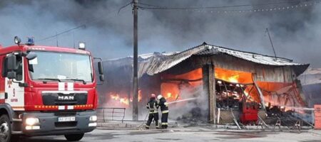 Обстрел рынка в Харькове: огонь распространился на жилые дома, есть жертва