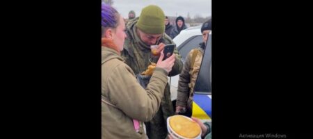 Оккупант сдался в плен под Новым Бугом и расплакался: парня накормили и успокоили (видео)