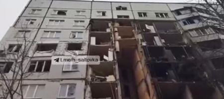 Харків'янин намагався потрапити в зруйновану квартиру через дах багатоповерхівки і в цей момент стався обвал (ВІДЕО)