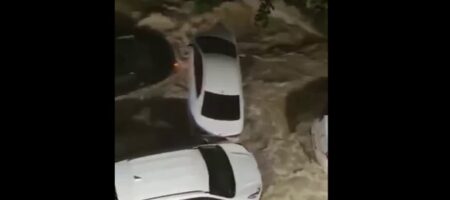 Сочі накрила потужна злива: вода зносить автівки