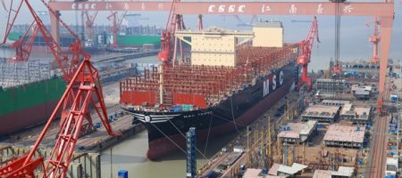 Китай спустив на воду найбільший у світі контейнеровоз