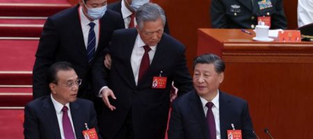 У Китаї ще більше зміцнили владу Сі Цзіньпіна, експрезидента вивели зі з'їзду