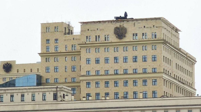 У Москві помітили щось схоже на ЗРПК "Панцир-С1" на даху Міноборони РФ