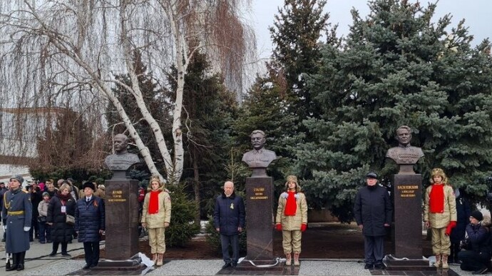 До приїзду Путіна у Волгограді встановили погруддя Сталіна