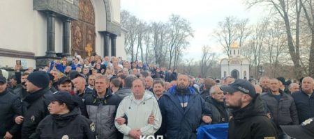 У Кам'янці-Подільському біля собору сталися сутички, прихильники ПЦУ ставлять намети