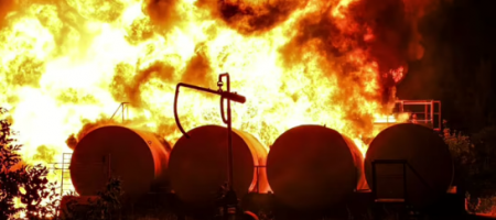 В окупованій Макіївці велика пожежа − горить нафтобаза