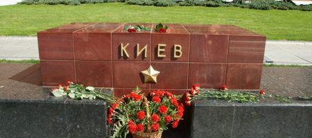 У Москві затримали пенсіонера з синьо-жовтим букетом - соцмережі