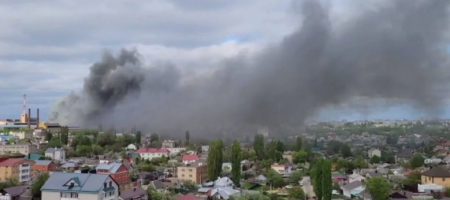 В російському Воронежі потужна пожежа на машинобудівному заводі (ВІДЕО)