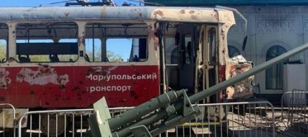 Окупанти притягли розстріляні маріупольські трамваї і виставляють, як потужні трофеї Росії