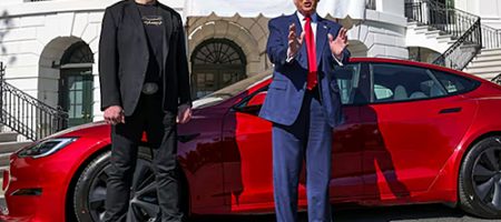 Дональд Трамп купив нову Tesla у Ілона Маска (ВІДЕО)