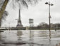 В Париже начали эвакуировать людей из-за сильного наводнения