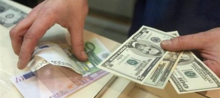В феврале украинцы больше сдавали валюту в банки, чем покупали