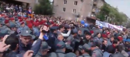 В Ереване полиция начали силовой разгон протестующих (ВИДЕО)