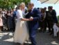 Путин после сложных переговоров с Меркель вышел очень злым и нажравшись на свадьбе лихо плясал в Австрии (КАДРЫ)