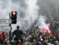 Массовые протесты охватили Францию! Бастующие применяют брусчатку и дымовые шашки. РЕВОЛЮЦИЯ - требуют отставки Макрона (ВИДЕО)