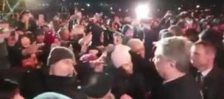 "Порошенко пошел по стопам Януковича?" Президент сорвал шапку с девушке в толпе (ВИДЕО)
