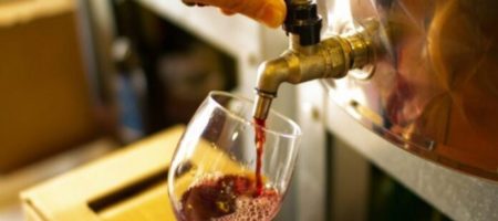 В одном из испанских городов открыли фонтан с бесплатным вином (ВИДЕО)