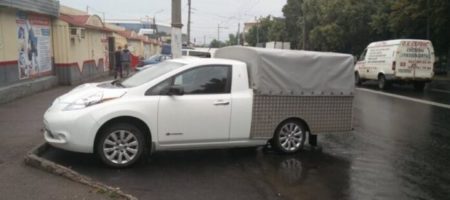 В Харькове электромобиль Nissan переделали в странный пикап