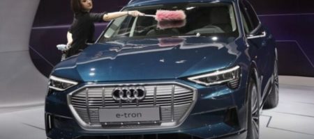 Немецкая компания Audi презентовала бюджетную версию электрокроссовера e-tron