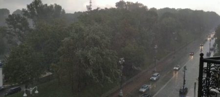 Мощнейший ливень, который накрыл Киев запечатлели камеры (ВИДЕО)