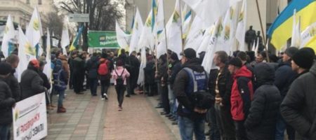 Крики негодования и призывы к штурму: в Киеве к правительственному кварталу стягивают силовиков