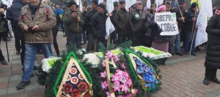 Под Раду принесли гроб с настоящим трупом: "Покойся с миром...". ФОТО