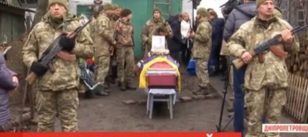 «Вырезали все органы и выкололи глаза». Украина простилась с бойцом, которого жестоко казнили боевики. ВИДЕО