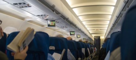 Хотела уединения: 20-летняя пассажирка жутко оскандалилась в самолете